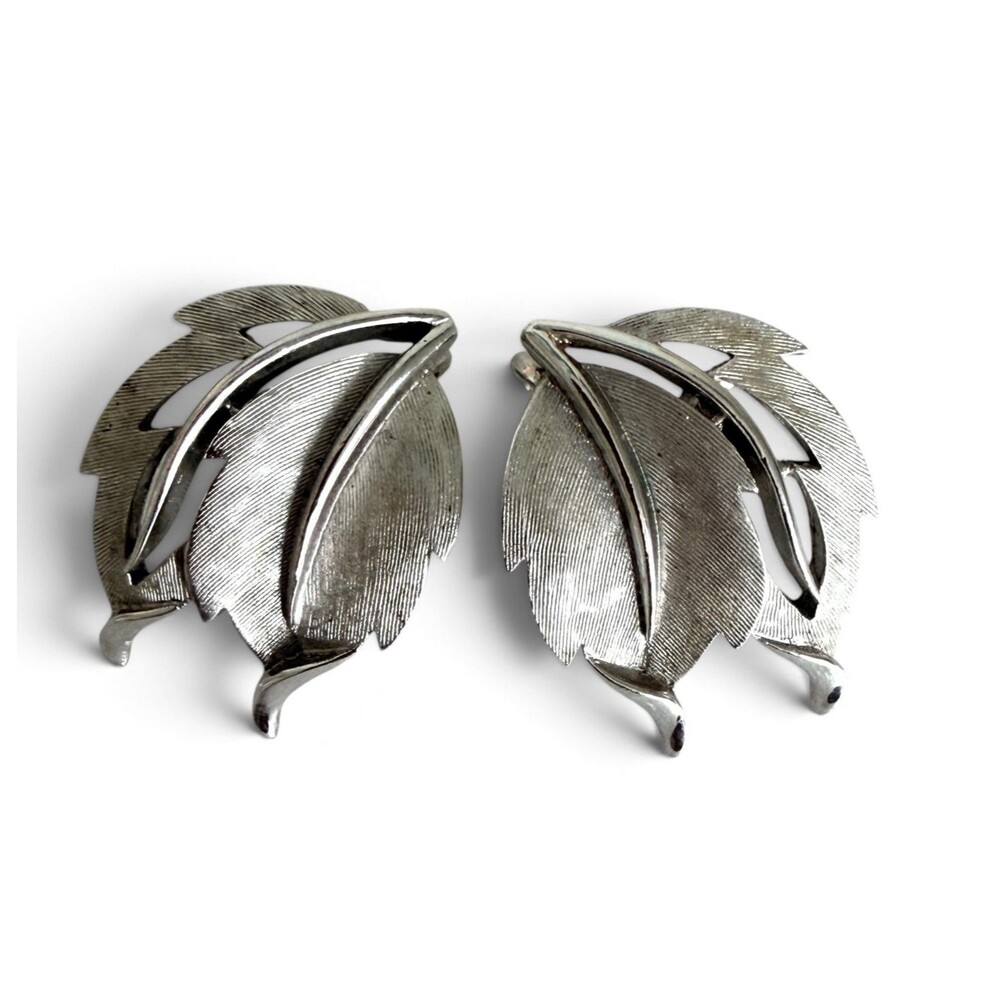 Vintage Crown Trifari Silver Tone Textured Leaf Clip On Earrings Botanical 1.25"